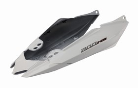 CACHA BAJO ASIENTO BAJAJ ROUSER 200 NS BLANCO MTC [C80451]